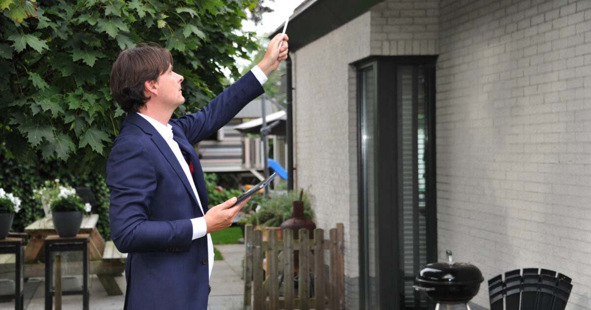 Bouwkundig inspecteur in Rijswijk aan het inspecteren