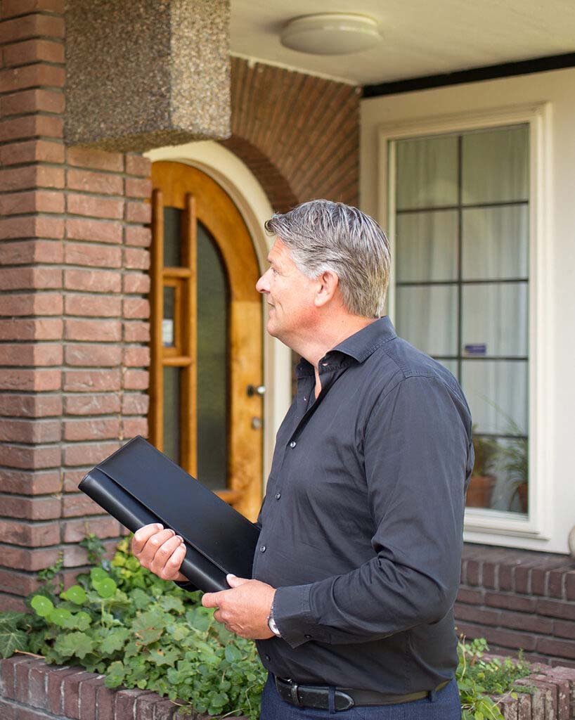 Bouwkundig inspecteur gaat huis inspecteren in Leidschendam-Voorburg